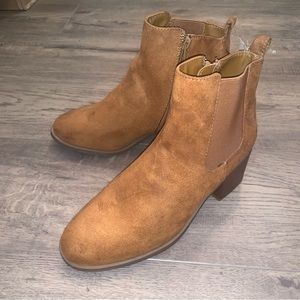NWT Camel Gap booties size 8